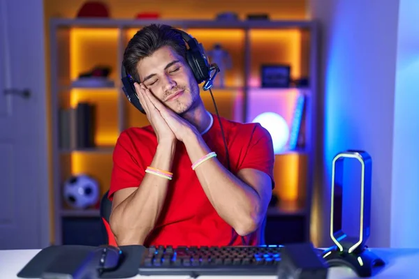 Νεαρός Ισπανός Παίζει Βιντεοπαιχνίδια Κοιμάται Κουρασμένος Ονειρεύεται Και Ποζάρει Χέρια — Φωτογραφία Αρχείου