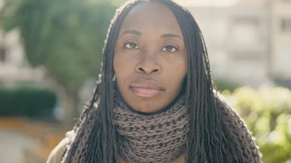 Parkta Ciddi Bir Ifadeyle Duran Afrikalı Kadın — Stok fotoğraf