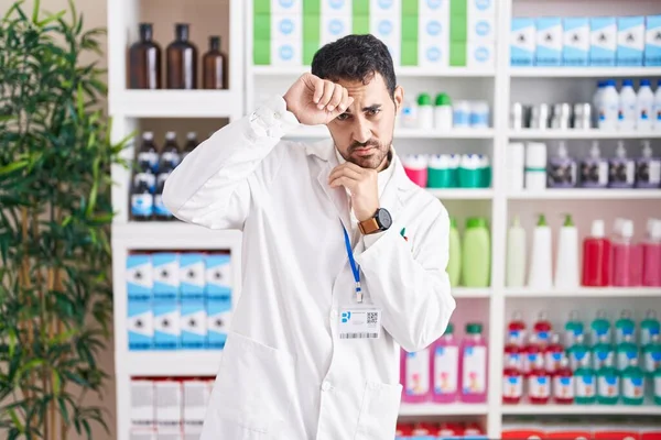 Eczanede Çalışan Yakışıklı Spanyol Adam Hastalık Ateş Grip Virüs Için — Stok fotoğraf