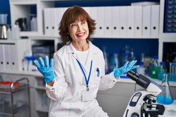 Μέση Ηλικία Γυναίκα Επιστήμονας Χαμογελά Αυτοπεποίθηση Μιλώντας Στο Εργαστήριο — Φωτογραφία Αρχείου