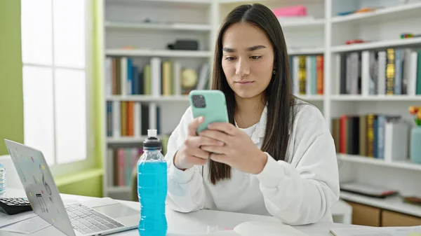 Młoda Piękna Latynoska Studentka Wykorzystująca Smartfona Uczącego Się Studiach — Zdjęcie stockowe