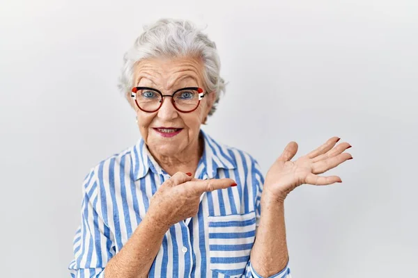Beyaz Arka Planda Duran Gri Saçlı Yaşlı Kadın Kameraya Hayret — Stok fotoğraf