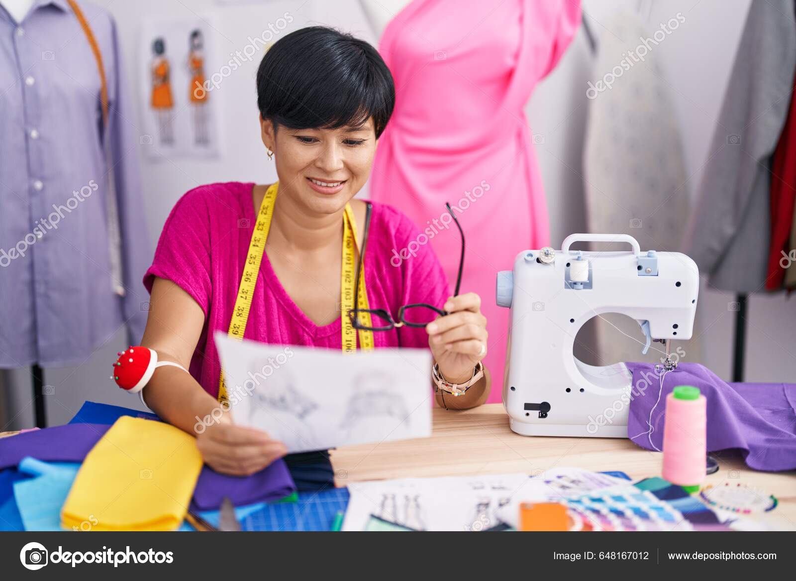 Μέση Ηλικία Κινεζική Γυναίκα Ράφτη Χαμογελώντας Αυτοπεποίθηση Αναζητούν  Σχεδιασμό Ρούχα — Φωτογραφία Αρχείου © Krakenimages.com #648167012