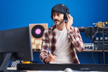 Genç İspanyol müzisyen müzik stüdyosunda beste yapıyor.