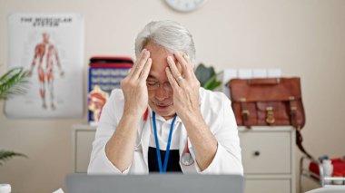 Gri saçlı doktor olan orta yaşlı bir adam klinikte çalıştığını vurguladı.