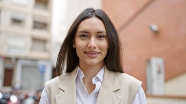 Sokakta kendine güvenen güzel İspanyol bir kadın.