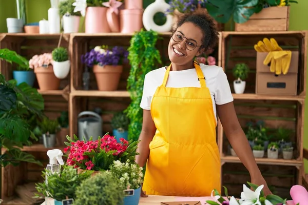 Florista Mujer Afroamericana Sonriendo Confiada Pie Tienda Flores — Foto de Stock