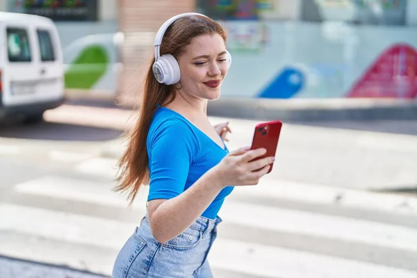 Jonge Roodharige Vrouw Luisteren Naar Muziek Dansen Straat — Stockfoto
