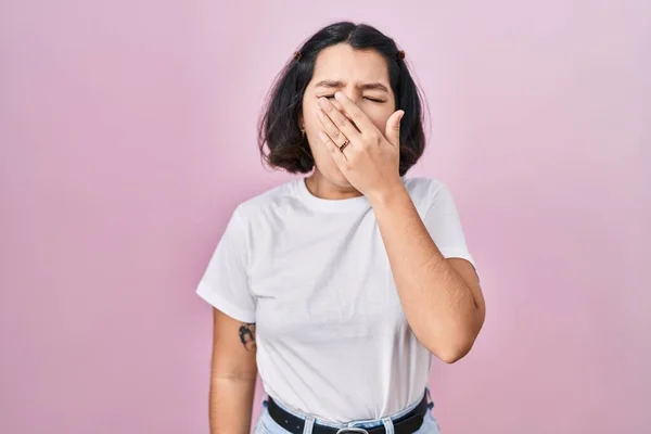 Mladá Hispánka Neformální Bílé Tričko Přes Růžové Pozadí Znuděně Zírala — Stock fotografie