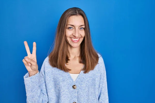 Young Woman Standing Blue Background Showing Pointing Fingers Number Two — Fotografia de Stock