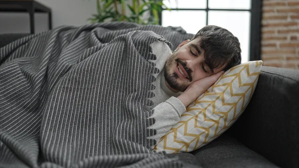 Jovem Hispânico Deitado Sofá Dormindo Casa — Fotografia de Stock