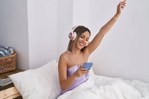 Genç Güzel Spanyol Kadın Dans Ediyor Yatak Odasında Oturmuş Müzik — Stok fotoğraf