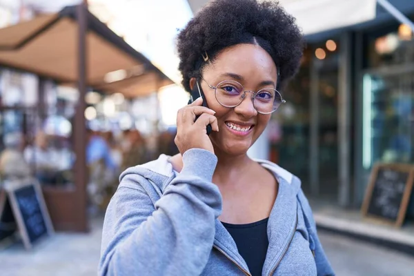 Femme Afro Américaine Souriante Confiante Parlant Sur Smartphone Terrasse Café — Photo
