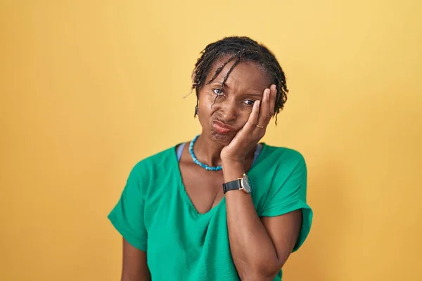Африканская Женщина Дредами Стоящими Желтом Фоне Думая Выглядит Уставшей Заскучавшей — стоковое фото