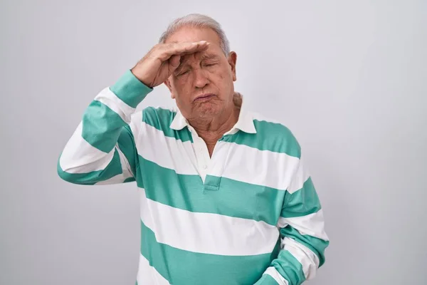 Uomo Anziano Con Capelli Grigi Piedi Sfondo Bianco Preoccupato Stressato — Foto Stock