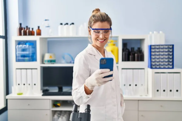 Mujer Rubia Joven Con Uniforme Científico Hablando Teléfono Inteligente Laboratorio —  Fotos de Stock