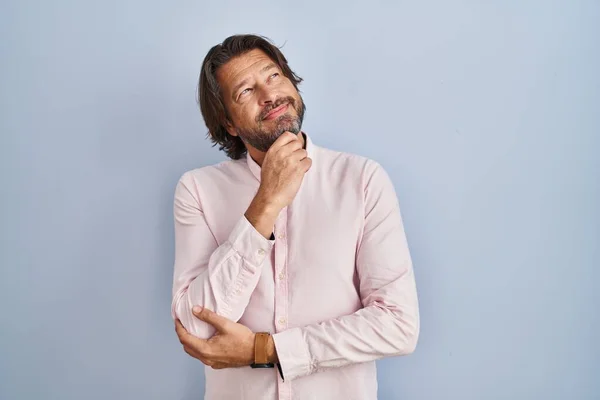 Przystojny Mężczyzna Średnim Wieku Ubrany Eleganckie Tło Koszuli Ręką Podbródku — Zdjęcie stockowe
