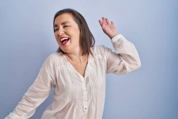 Mujer Hispana Mediana Edad Pie Sobre Fondo Azul Bailando Feliz — Foto de Stock