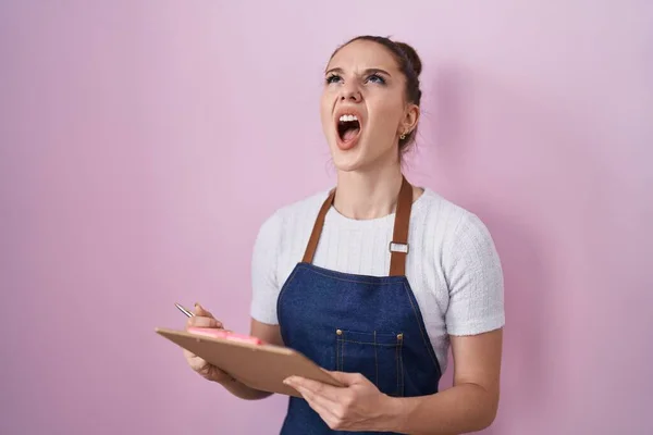 Young Hispanic Girl Wearing Professional Waitress Apron Taking Order Angry — Stock Photo, Image
