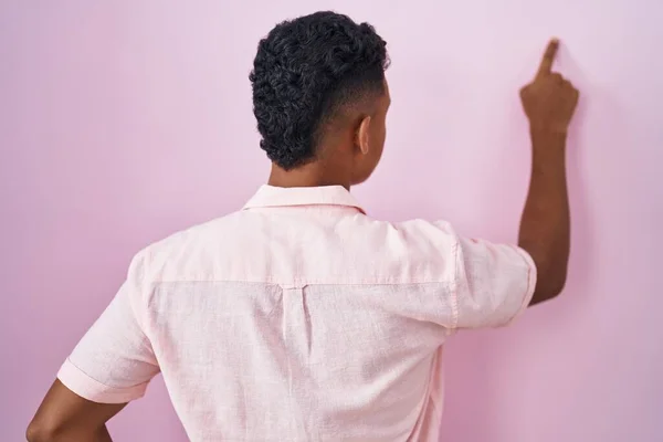 Νεαρός Ισπανόφωνος Στέκεται Πάνω Από Ροζ Φόντο Ποζάροντας Προς Πίσω — Φωτογραφία Αρχείου