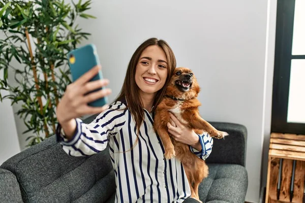 Genç Spanyol Kadın Akıllı Telefonun Başında Selfie Çekiyor Kanepede Oturup — Stok fotoğraf