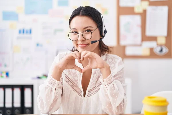 Mujer Joven Hispana Que Trabaja Oficina Con Auriculares Gafas Sonriendo —  Fotos de Stock