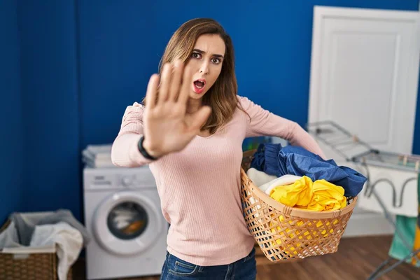 Ung Kvinna Som Håller Tvättkorg Gör Stopp Gest Med Händerna — Stockfoto