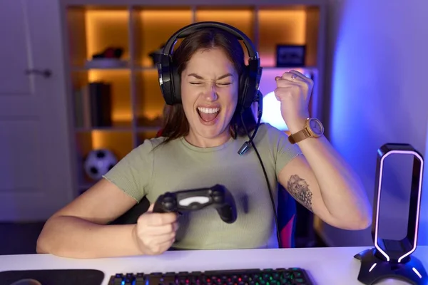 Όμορφη Μελαχρινή Γυναίκα Παίζει Βιντεοπαιχνίδια Φορώντας Ακουστικά Πολύ Χαρούμενος Και — Φωτογραφία Αρχείου