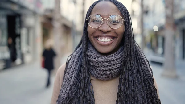 Mujer Africana Sonriendo Confiada Calle — Foto de Stock