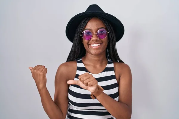 Молодой Африканский Американец Косичками Шляпе Солнцезащитных Очках Указывает Спину Поднятой — стоковое фото