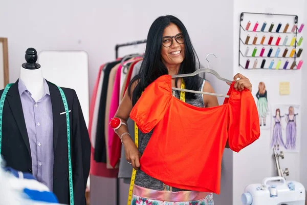 Middle Age Hispanic Woman Tailor Smiling Confident Holding Shirt Tailor — Foto Stock