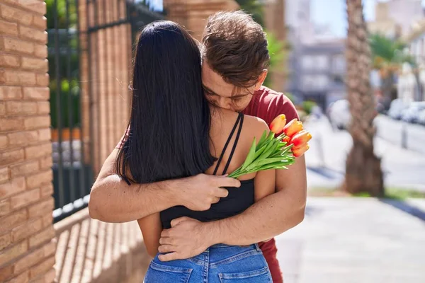 Hombre Mujer Pareja Abrazándose Uno Otro Sosteniendo Ramo Flores Calle — Foto de Stock