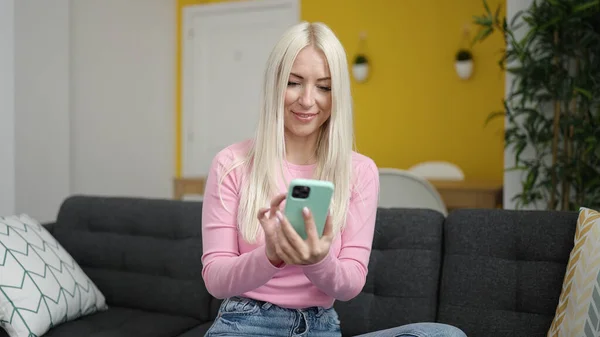 Mladá Blondýna Žena Pomocí Smartphone Sedí Pohovce Doma — Stock fotografie