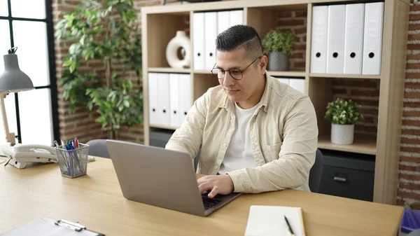 Νέοι Ισπανοί Εργαζόμενοι Επιχείρηση Άνθρωπος Χρησιμοποιώντας Φορητό Υπολογιστή Στο Γραφείο — Φωτογραφία Αρχείου