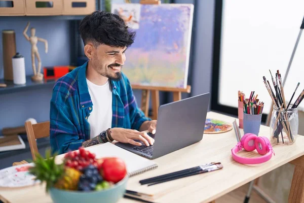 Young Hispanic Man Artist Smiling Confident Using Laptop Art Studio — Stok fotoğraf