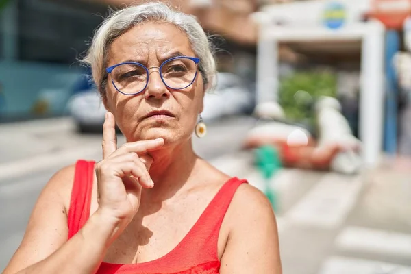 Orta Yaşlı Kır Saçlı Bir Kadın Şüpheli Bir Ifadeyle Caddede — Stok fotoğraf