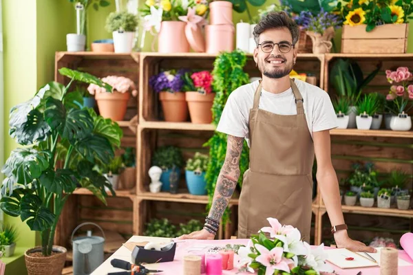 Молодий Іспаномовний Чоловік Флорист Посміхається Впевнено Стоїть Квітковому Магазині — стокове фото