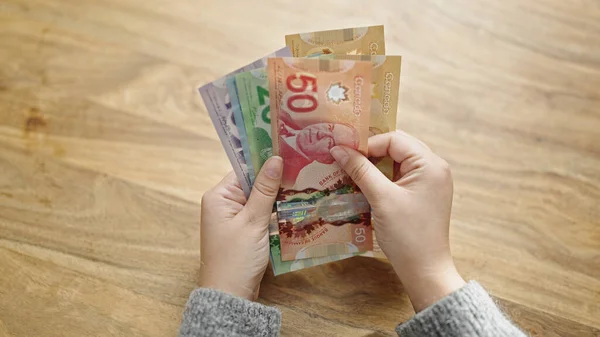 Dłonie Kobiety Liczącej Kanadyjskie Dolary Pokoju — Zdjęcie stockowe