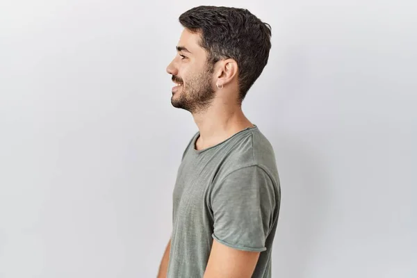 Joven Hombre Hispano Con Barba Vistiendo Camiseta Casual Sobre Fondo — Foto de Stock