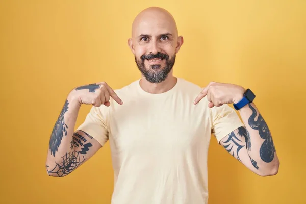 Spansktalande Man Med Tatueringar Står Över Gul Bakgrund Ser Säker — Stockfoto