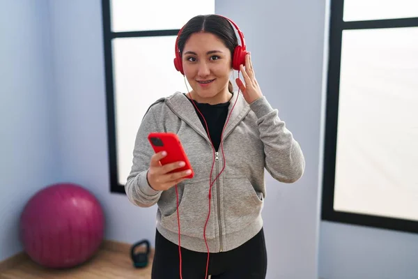 Jonge Spaanse Vrouw Glimlachend Vol Vertrouwen Luisterend Naar Muziektraining Sportcentrum — Stockfoto