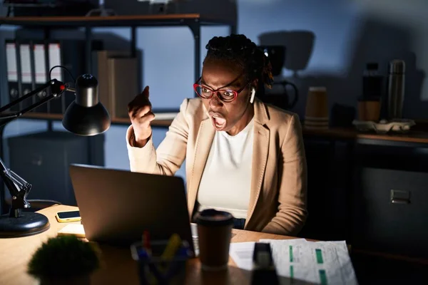 Geceleri Ofiste Çalışan Güzel Siyahi Kadın Sinirli Kızgın Yumruğunu Kaldırırken — Stok fotoğraf