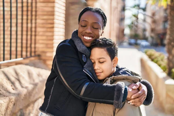Αφροαμερικανή Μητέρα Και Γιος Χαμογελούν Αυτοπεποίθηση Αγκαλιάζοντας Ένας Τον Άλλον — Φωτογραφία Αρχείου