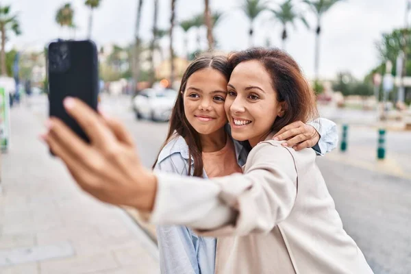 Mulher Menina Mãe Filha Fazendo Selfie Pelo Smartphone Rua — Fotografia de Stock