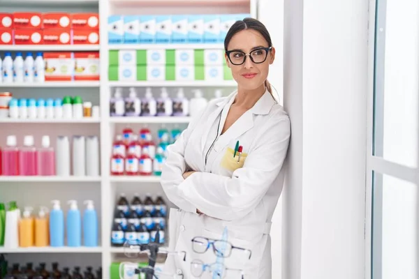 Young Beautiful Hispanic Woman Pharmacist Smiling Confident Standing Arms Crossed — Stockfoto