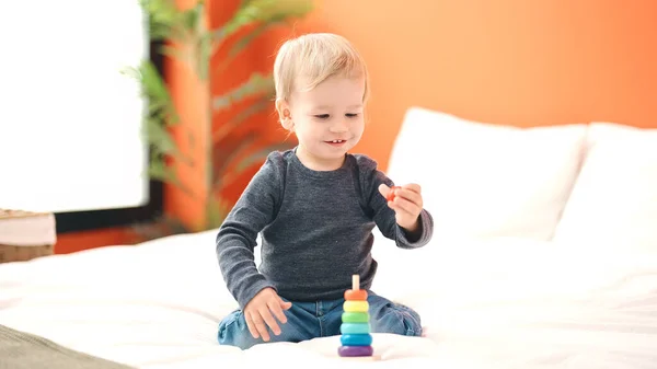Adorável Criança Loira Brincando Com Aros Brinquedo Sentado Cama Quarto — Fotografia de Stock