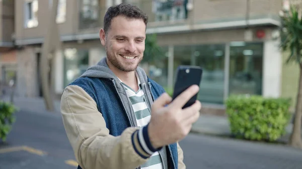Caddedeki Bir Videoda Gülümseyen Beyaz Bir Adam — Stok fotoğraf