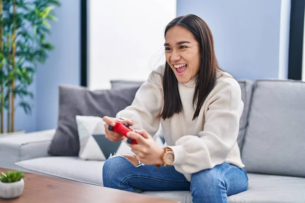 Junge Hispanische Frau Spielt Videospiel Hause Auf Sofa — Stockfoto