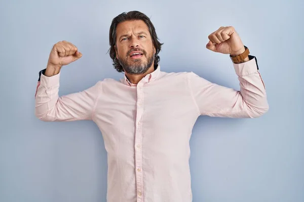 Przystojny Mężczyzna Średnim Wieku Eleganckim Tle Koszuli Pokazujący Mięśnie Ramion — Zdjęcie stockowe