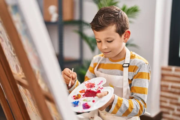 Criança Loira Sorrindo Desenho Confiante Estúdio Arte — Fotografia de Stock